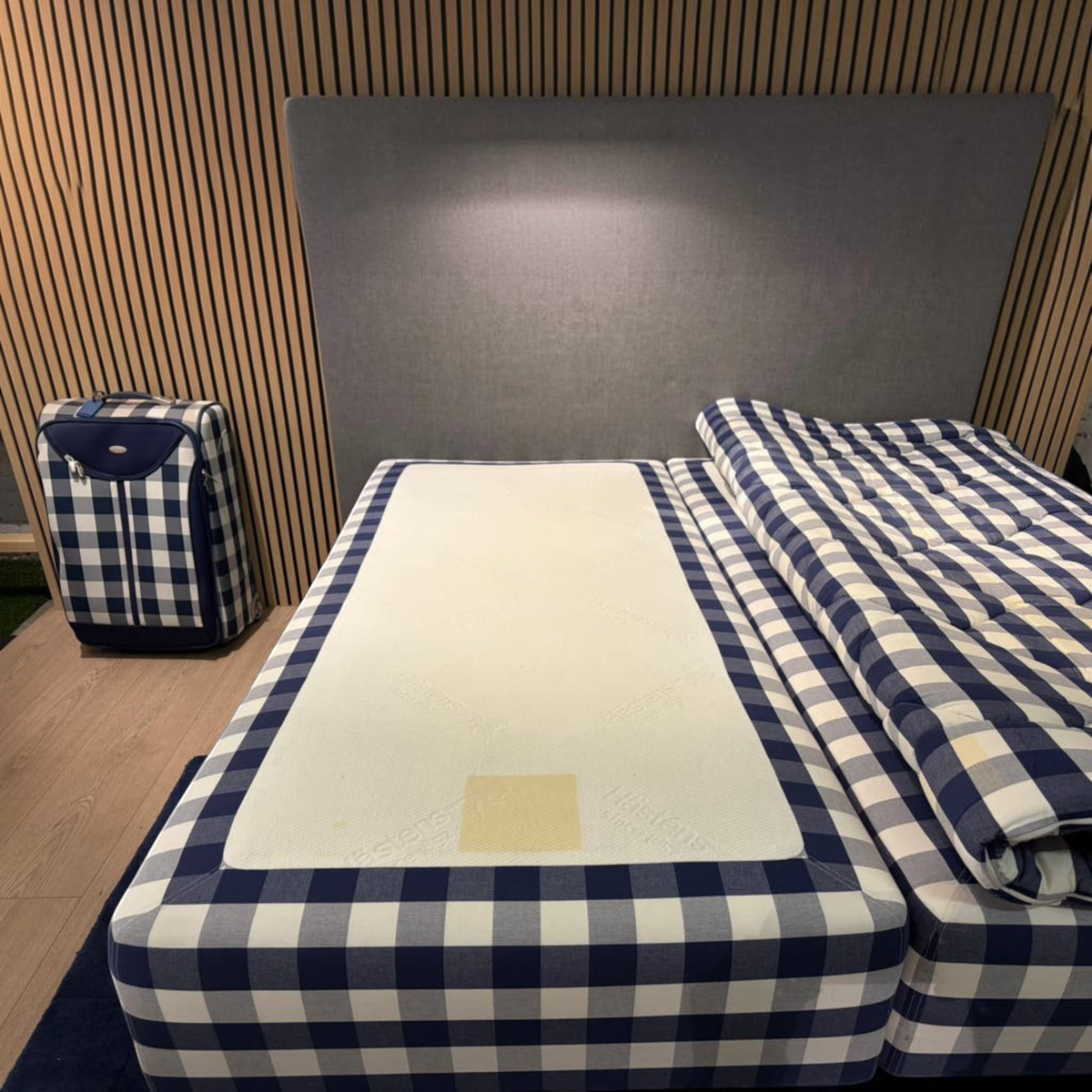 Hastens Superia Extra Firm | 180x210 | Blue check €1400